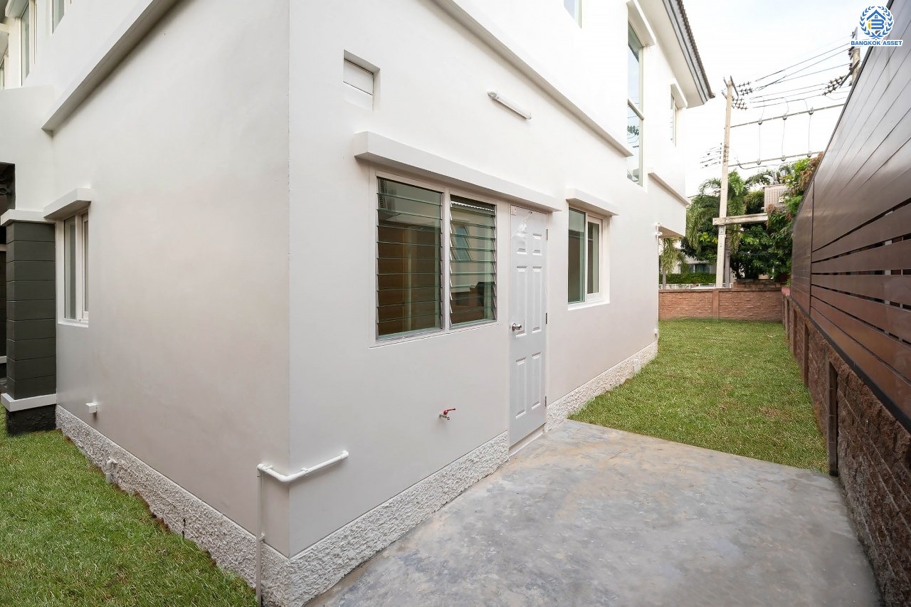 บ้านมือสองตกแต่งใหม่ แบรนด์ Q.House โครงการ คาซ่าแกรนด์ รัตนาธิเบศร์-ราชพฤกษ์ หลังมุม เนื้อที่ 87.5 ตร.ว. ฟังก์ชัน 3 ห้องนอน 4 ห้องน้ำ จอดรถได้ 2 คัน พร้อม Facilities ครบครัน บนทำเลเดินทางสะดวก ติดถนนราชพฤกษ์ ใกล้เซ็นทรัลเวสต์เกต และรถไฟฟ้าสายสีม่วง "สถานีบางรักใหญ่"